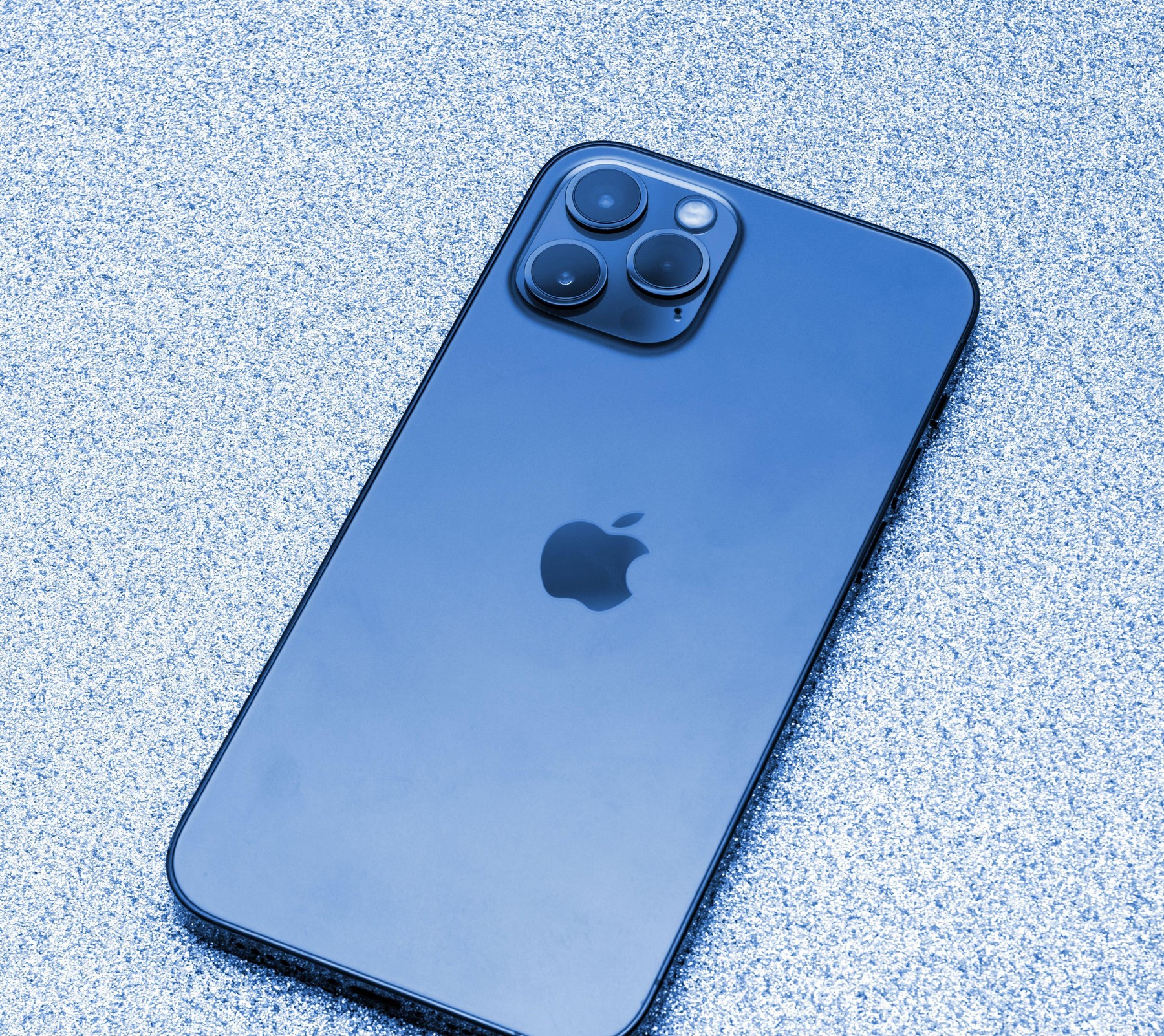 Apple nu face față cererii de iPhone 12. Când ajunge în magazinele din România