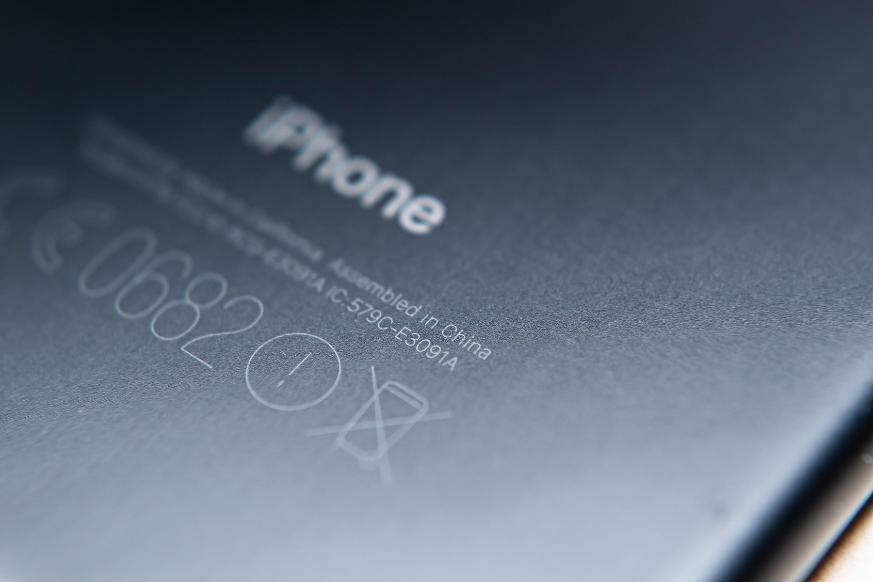 Apple se mută din China în altă țară din Asia. Inamicii Chinei se aliază cu americanii