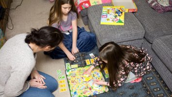 Cei mici au nevoie de jocuri pentru a suplini lipsa interacţiunii sociale. Psiholog: Părinţii devin parteneri de joacă