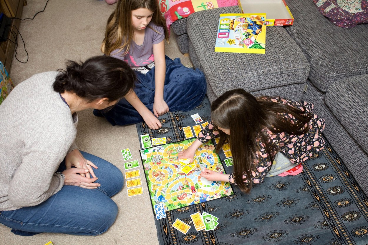 Cei mici au nevoie de jocuri pentru a suplini lipsa interacţiunii sociale. Psiholog: Părinţii devin parteneri de joacă