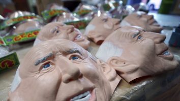 Un producător japonez face măști de protecție cu fața lui Joe Biden. Se vând ca pâinea caldă
