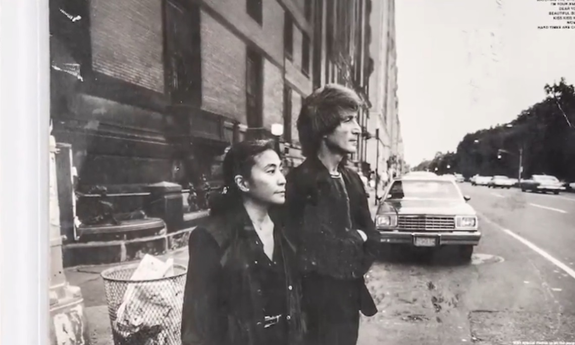 Albumul pe care John Lennon i l-a semnat criminalului său, scos la licitație