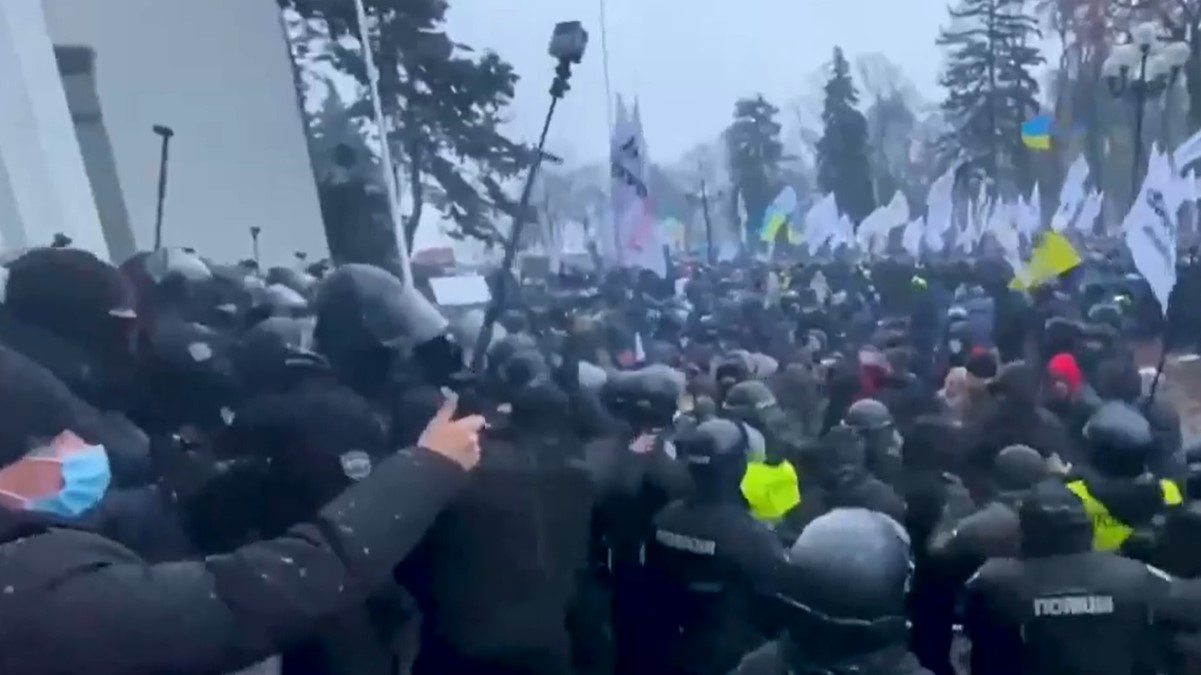 Sute de antreprenori din Kiev se bat cu polițiștii pentru că sunt obligați să utilizeze casele de marcat