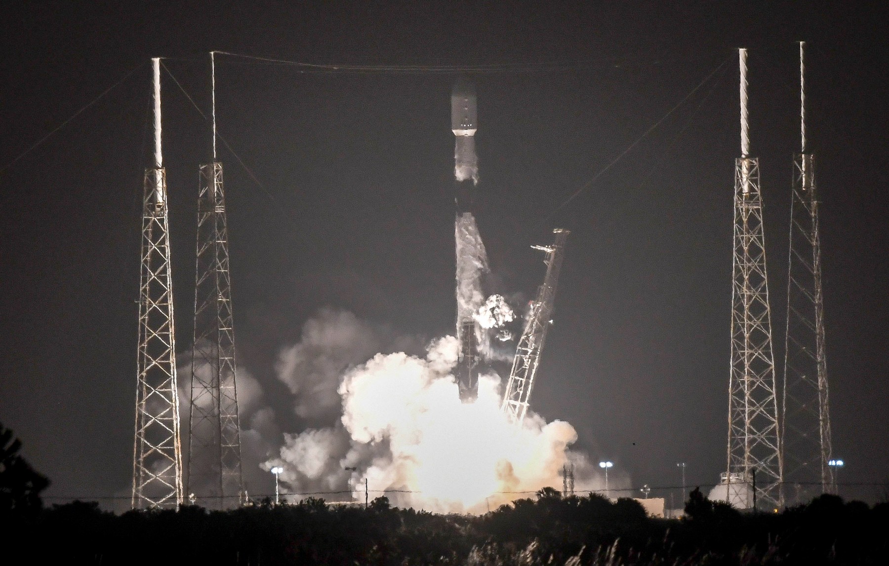 O nouă lansare de la SpaceX. Mai mulţi sateliţi de la Starlink au fost trimişi în spaţiu