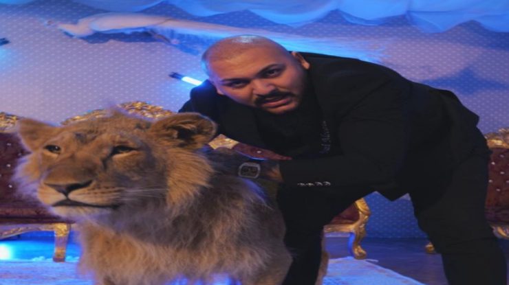 Dosar penal pentru un manelist care a filmat un videoclip în care apare un leu rănit