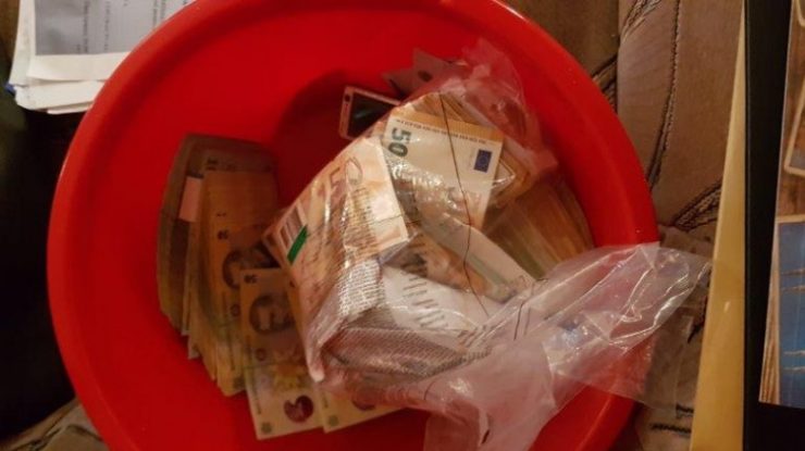 Procurorii DNA îi acuză pe cei din MAI că au publicat înaintea lor date din dosarul de corupție de la Suceava, cu banii găsiți în lighean și pereți