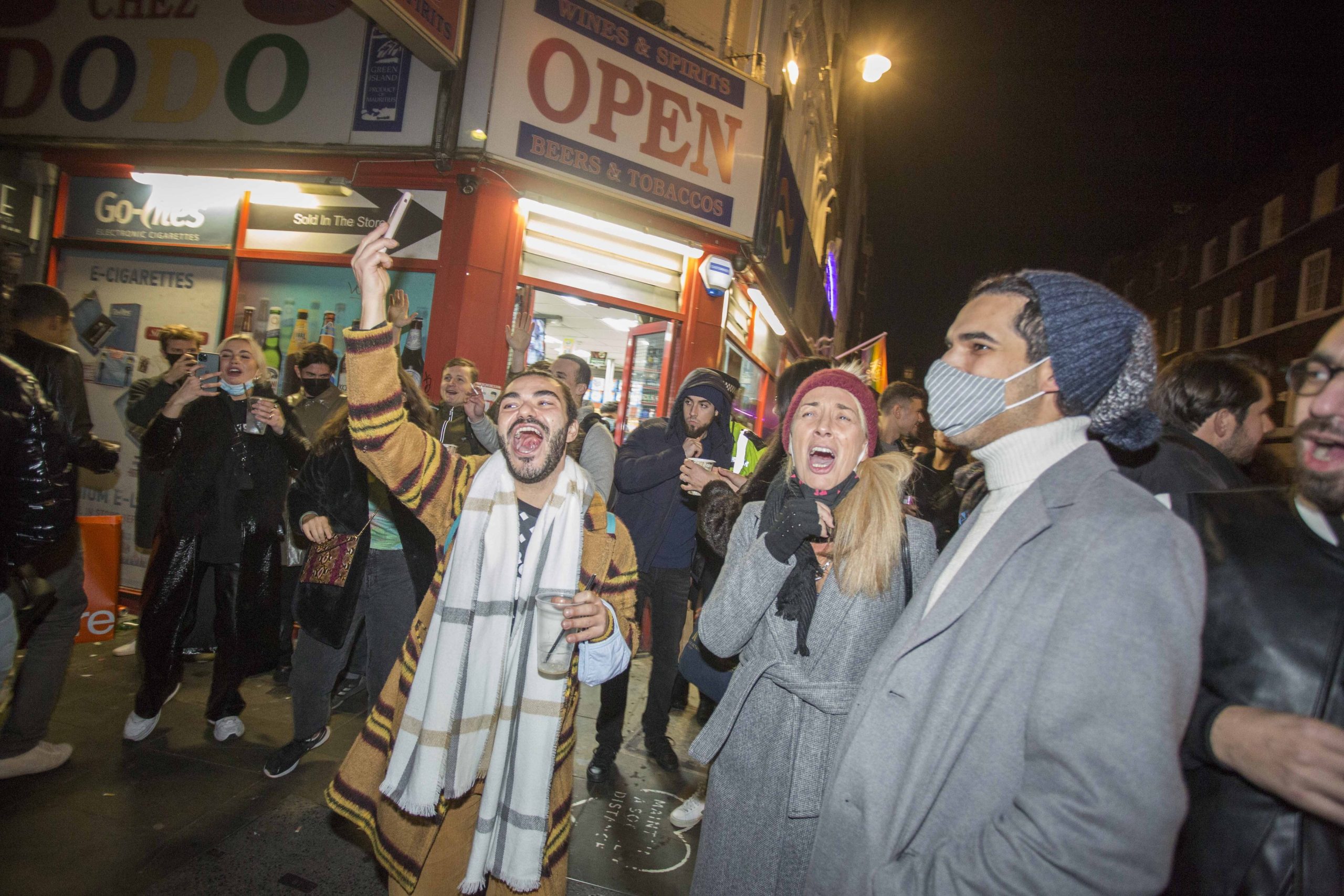 Marea Britanie a intrat, din nou, în lockdown. Cum şi-au petrecut londonezii ultima zi în „libertate”