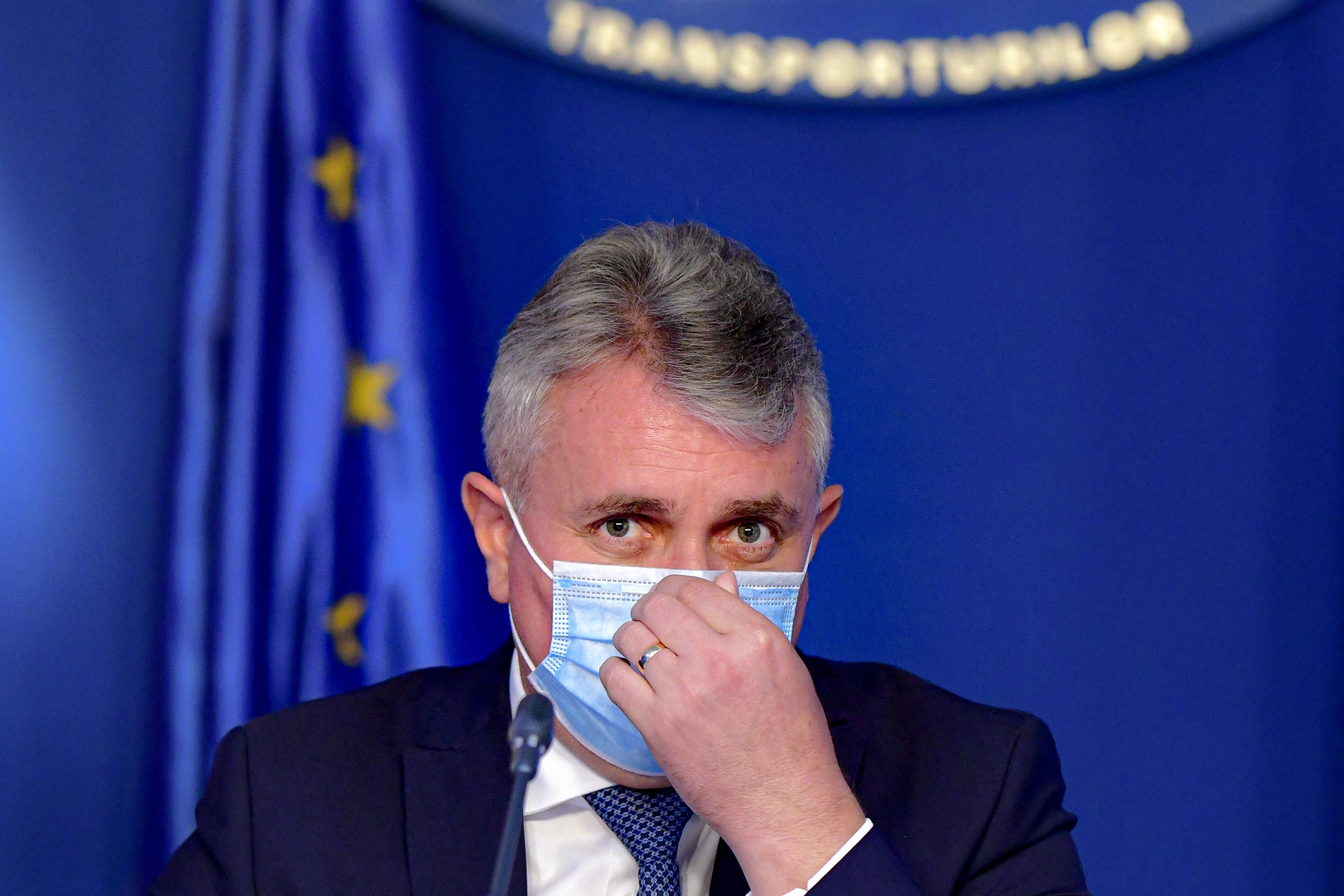 Ministrul de Interne va propune renunțarea la mască în stațiunile de la mare și de la munte