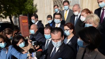 Orban recunoaște că îi e greu să respecte uneori regulile pe care chiar el le-a impus: „Ce vreți, să nu vă răspund la întrebări?!“