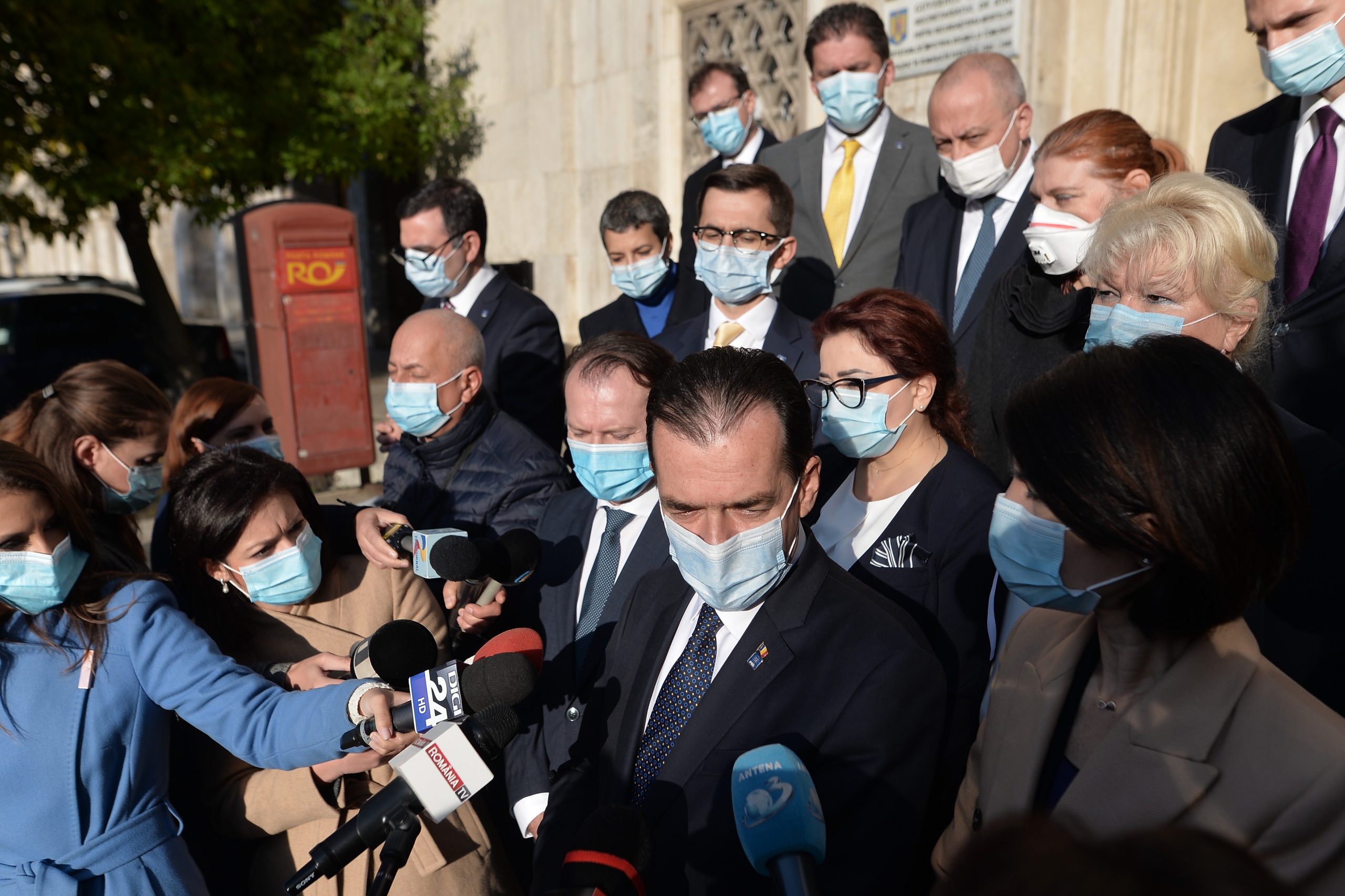 Orban recunoaște că îi e greu să respecte uneori regulile pe care chiar el le-a impus: „Ce vreți, să nu vă răspund la întrebări?!“