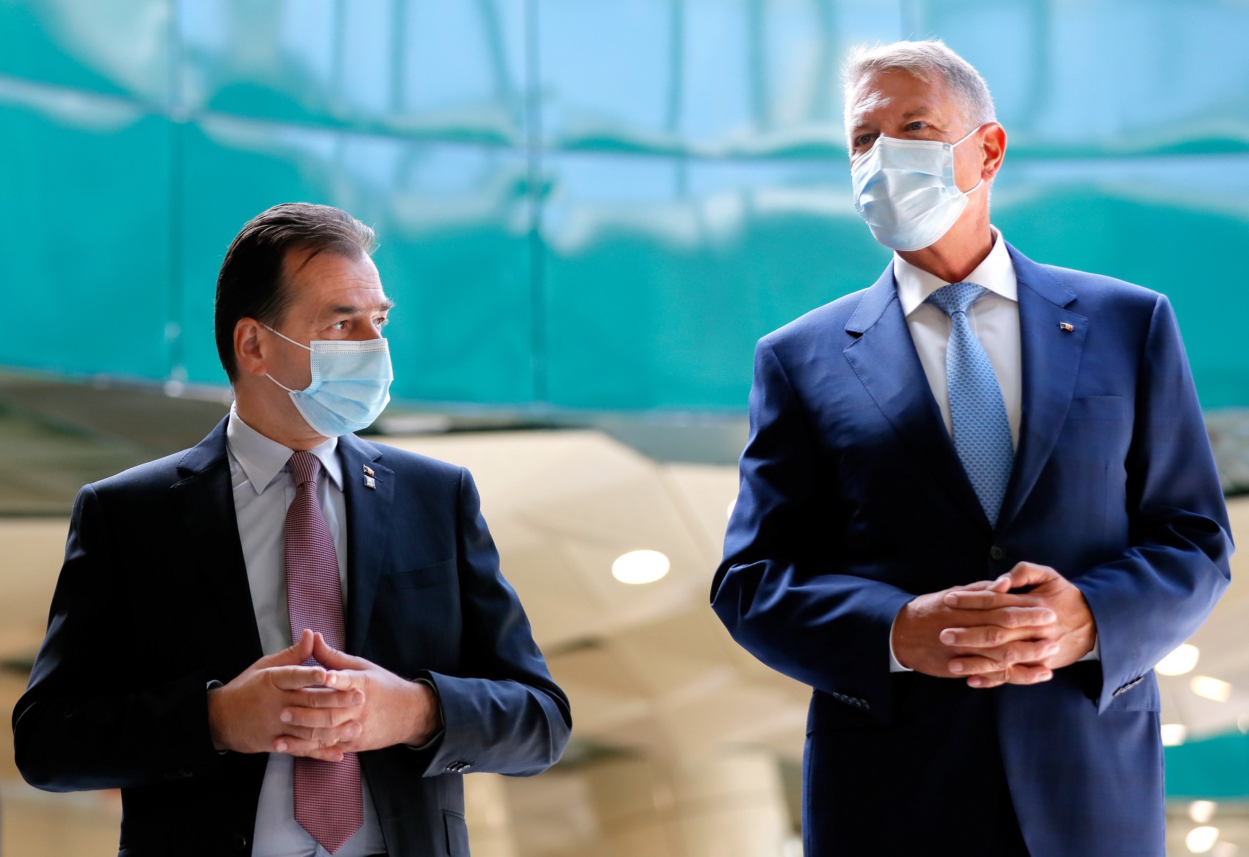 „Avem capacitatea de a testa 54.000 de oameni”, dar de fapt sunt 20.000. Ce spun Orban și Iohannis despre această situație