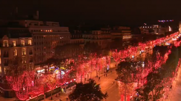 Au fost aprinse luminile de Crăciun pe Champs Elysees din Paris