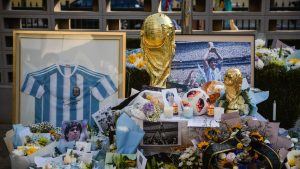 Imagini cu sicriul deschis al lui Maradona stârnesc revoltă. Angajații de la pompe funebre s-au pozat cu trupul neînsuflețit