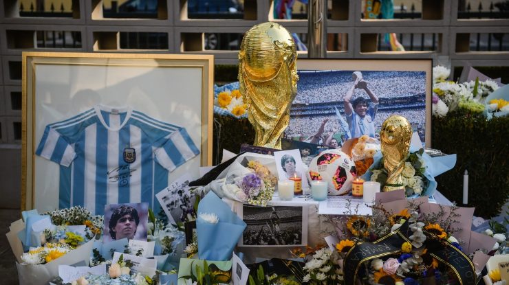 Imagini cu sicriul deschis al lui Maradona stârnesc revoltă. Angajații de la pompe funebre s-au pozat cu trupul neînsuflețit