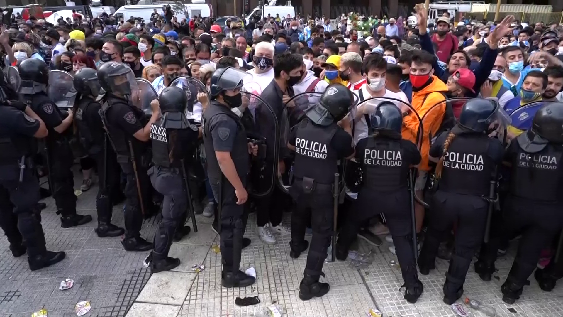 Ciocniri între poliție și fanii care au dat năvală la Palatul prezidențial din Buenos Aires, unde este depus sicriul lui Maradona. VIDEO