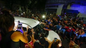 Cum a fost dus sicriul lui Maradona la Palatul Prezidențial din Argentina. Reacția miilor de fani