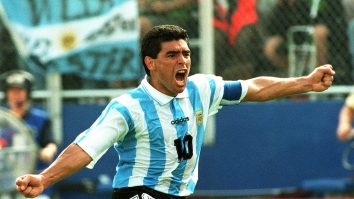Hagi și alți componenți ai „Generației de Aur” au rememorat duelurile directe cu Maradona. „El nu a jucat fotbal, ci a făcut artă”
