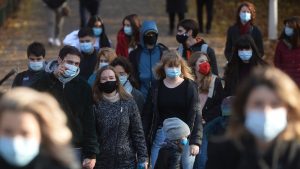 Ministrul Economiei spune că jumătate dintre măștile de protecție de pe piață nu protejează de COVID-19