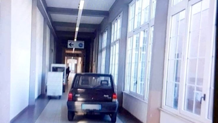 Un bărbat a intrat cu mașina în spital și a parcat pe hol. Unde a avut loc întâmplarea spectaculoasă