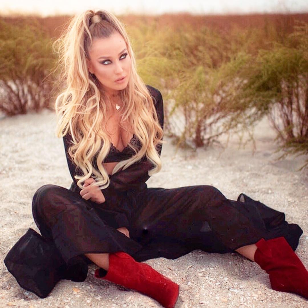 Drama prin care trece cântăreţea Medeea, după ce a fost diagnosticată cu o boală cronică: „Au fost momente în care m-am închis în casă”