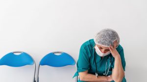 Tot mai mulți bolnavi de COVID-19, iar personalul medical este tot mai epuizat: La 20 de pacienți, e un singur pacient