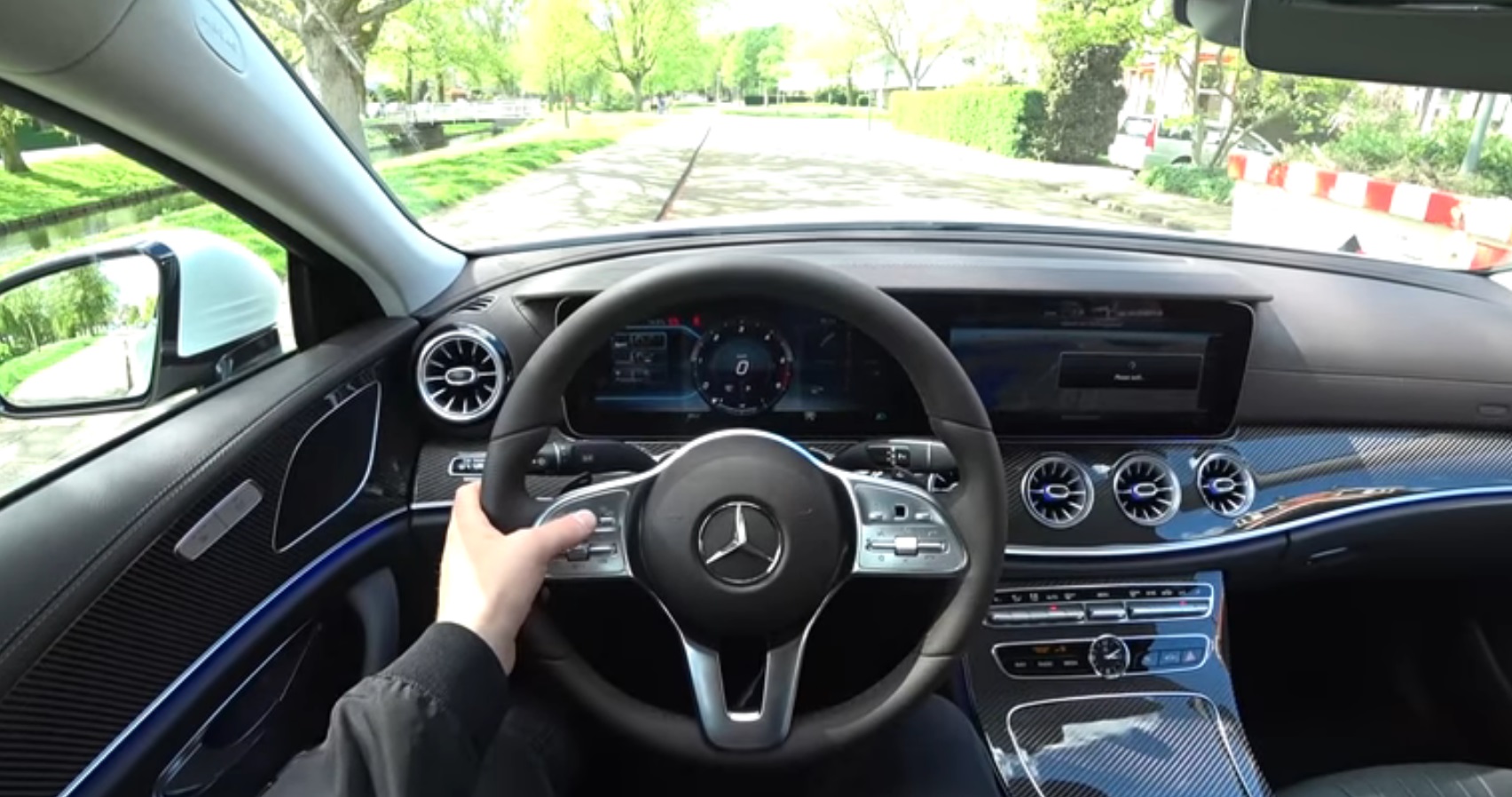 Asistentul virtual inteligent de la Mercedes, dotat cu replici ironice pentru rivalii de la BMW
