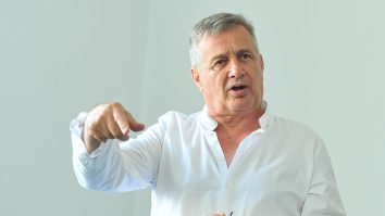 Mircea Dinescu, scrisoare pentru Iohannis: „Am afirmat că ești la fel de inteligent ca un dulap săsesc. I-am cerut scuze dulapului”