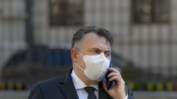 nelu tataru vorbeste la telefon.