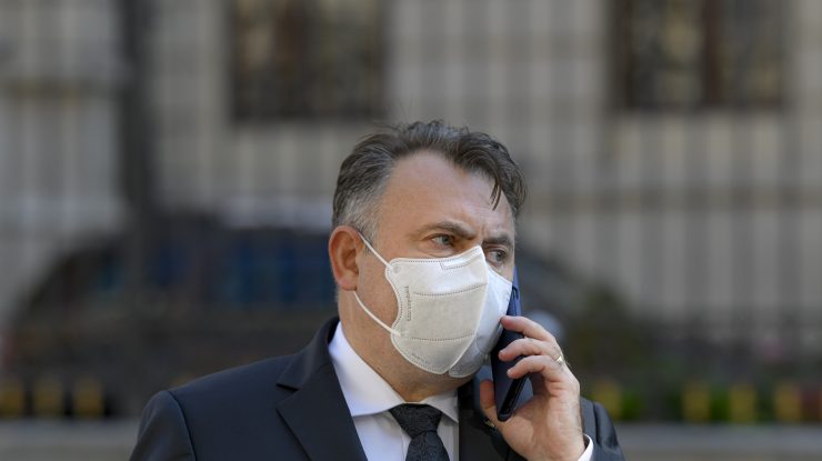 nelu tataru vorbeste la telefon.