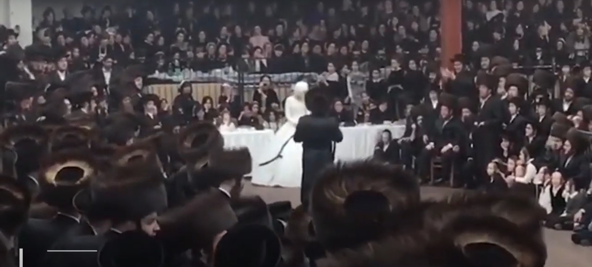 Amendă de 15.000 de dolari pentru nunta secretă la care au participat mii de oameni: „A fost atât de iresponsabil“