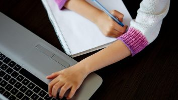 VIRAL. Un profesor din București s-a filmat în timp ce îi făcea pe elevi „loaze” și îi amenința cu corigența