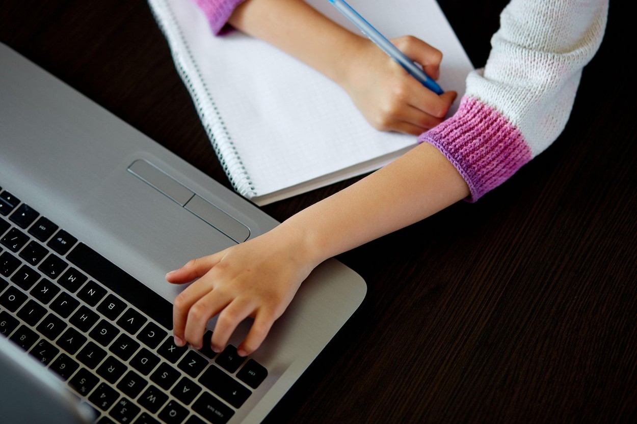 VIRAL. Un profesor din București s-a filmat în timp ce îi făcea pe elevi „loaze” și îi amenința cu corigența