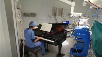 Intervenţie chirurgicală inedită în Italia. Un copil de 10 ani a fost operat pe ritmuri muzicale