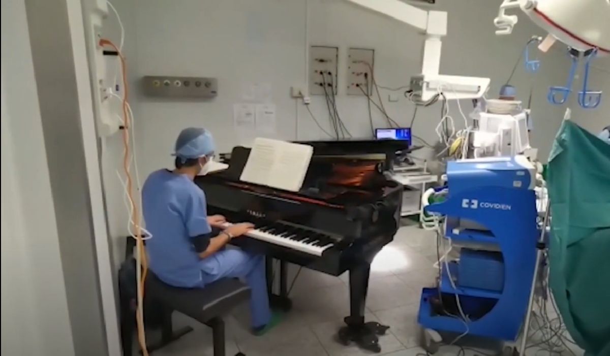 Intervenţie chirurgicală inedită în Italia. Un copil de 10 ani a fost operat pe ritmuri muzicale