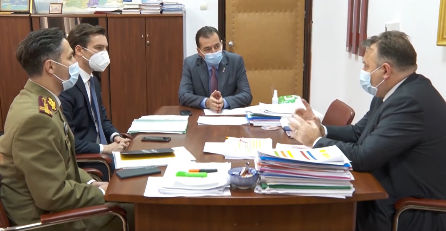 Birocrația guvernează România. Ludovic Orban și-a umplut biroul cu dosare, la întâlnirea pentru campania de vaccinare anti-COVID