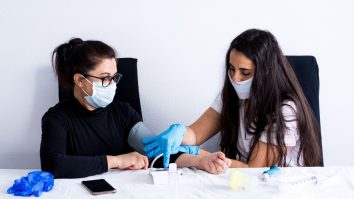 BILANȚUL ZILEI. 5.837 de cazuri noi și 1.174 de pacienți la ATI. Totalul deceselor din România a depășit pragul de 10.000