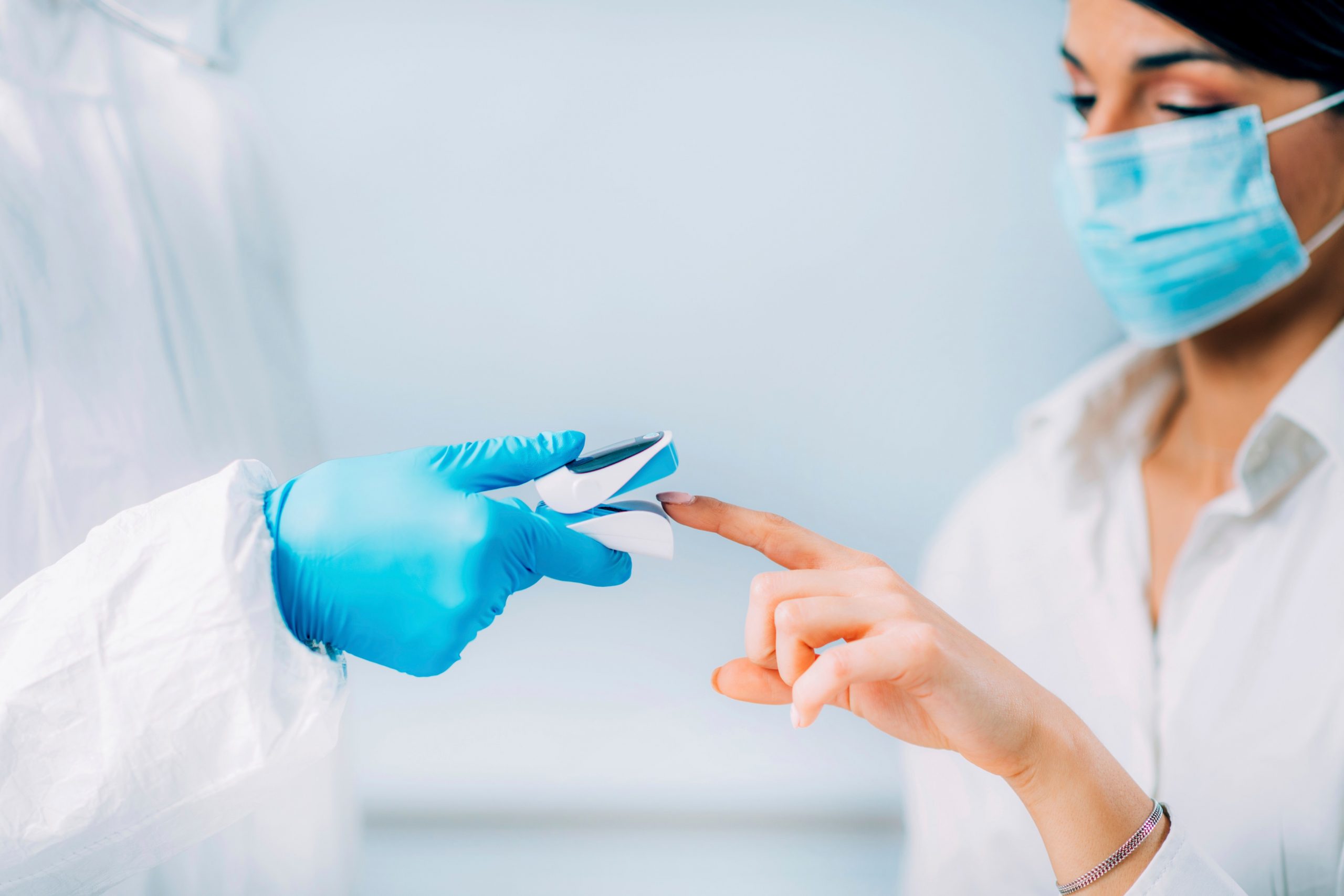 BILANȚUL ZILEI. Record de decese în ultimele 24 de ore, 203. România înregistrează 9.799 de cazuri noi și peste 1.000 de persoane la ATI