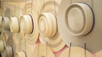 Pălărier hand-made: Mulți întreabă de ce sunt atât de scumpe, dar ei nu înțeleg ce muncă este în spate