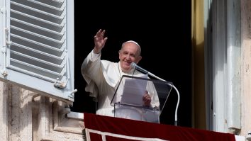 Contul de Instagram al Papei Francisc a dat like la o poză cu un model în costum de școlăriță sexy. Reacția tinerei