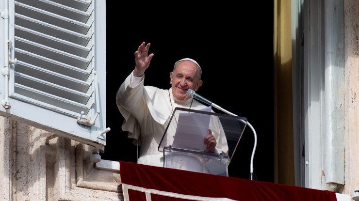 Contul de Instagram al Papei Francisc a dat like la o poză cu un model în costum de școlăriță sexy. Reacția tinerei