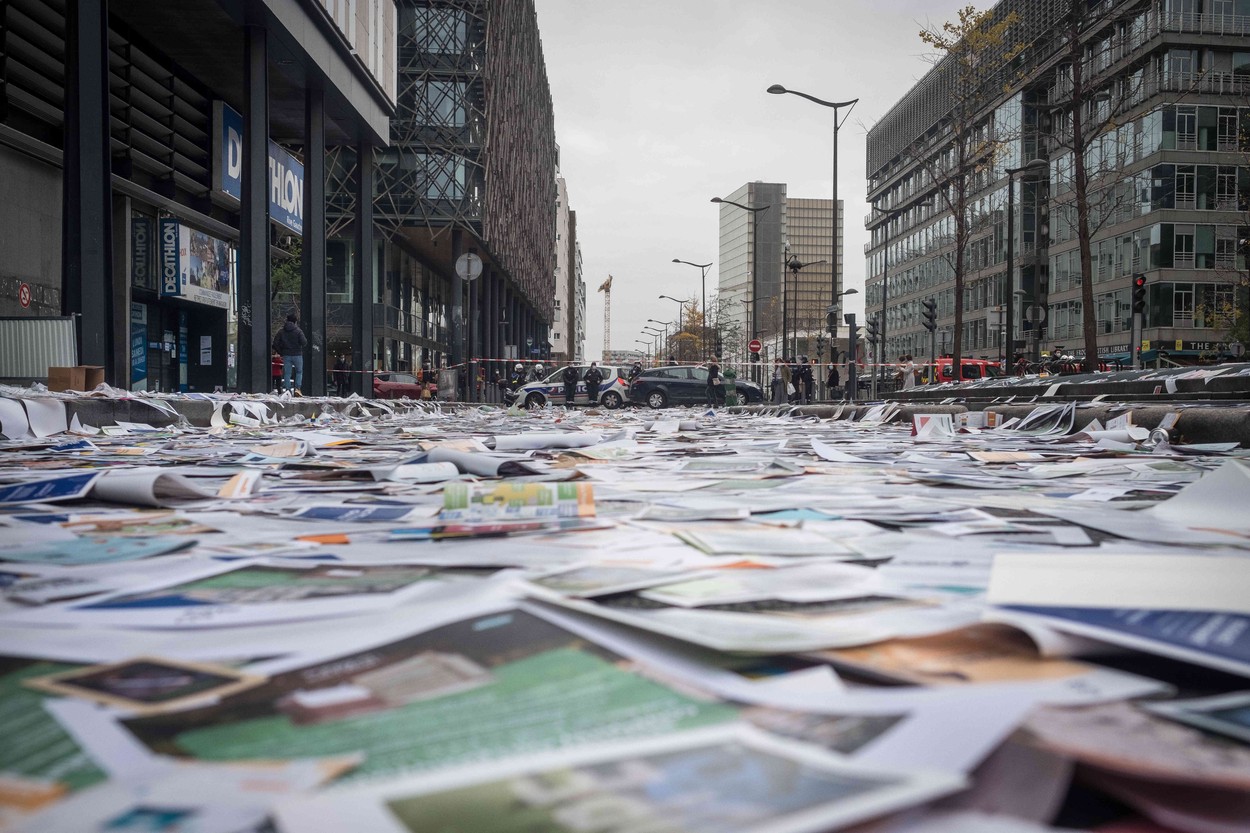 Parisul, orașul deșeurilor. Gunoierii protestează și au umplut străzile cu bucăți de hârtie