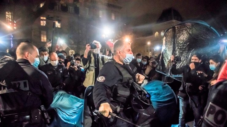 paris-politie-migranti