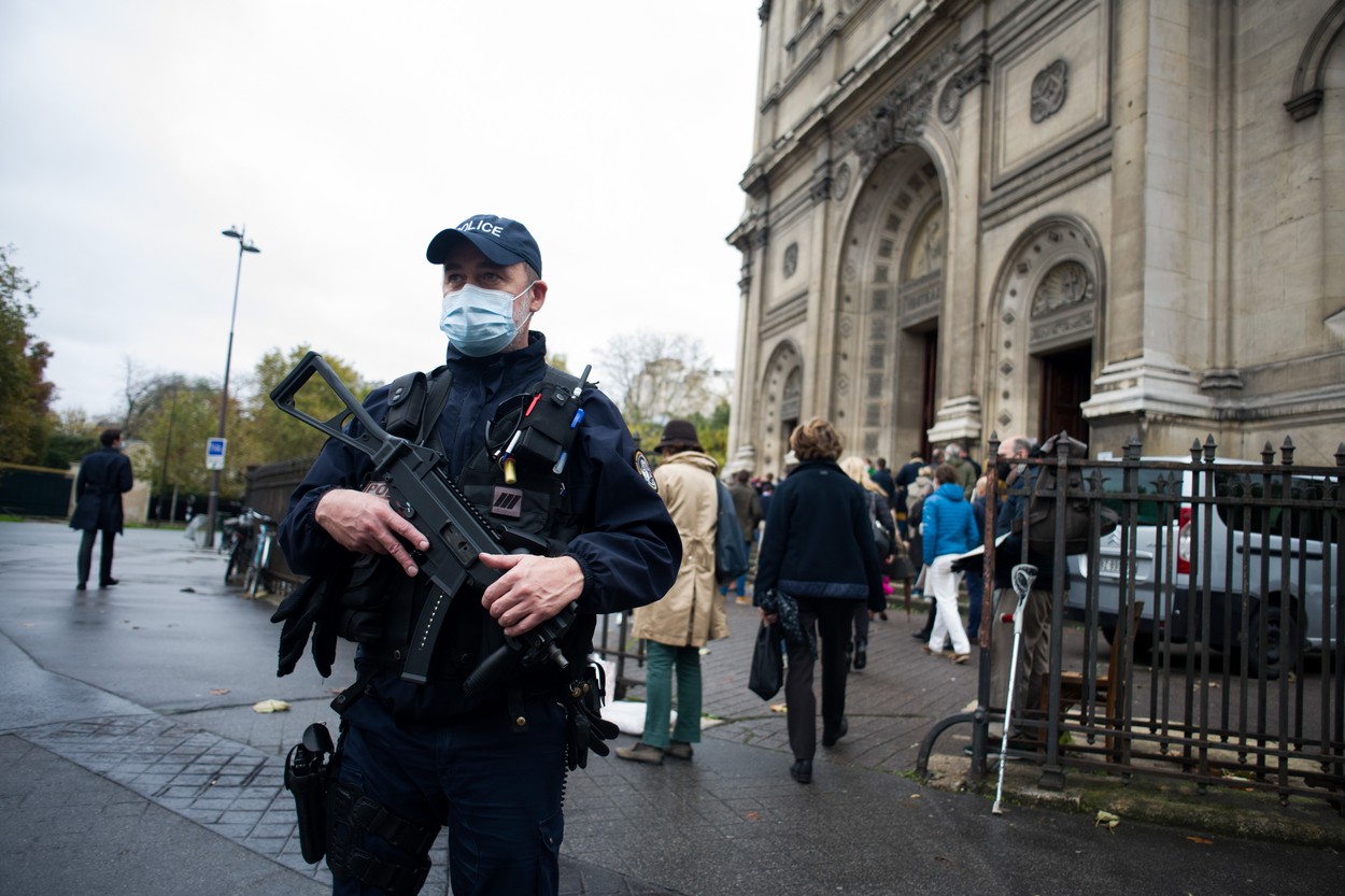 Atac cu maceta la Luvru, oprit de un soldat francez. Suspectul care a strigat „Allahu Akbar!” a fost arestat