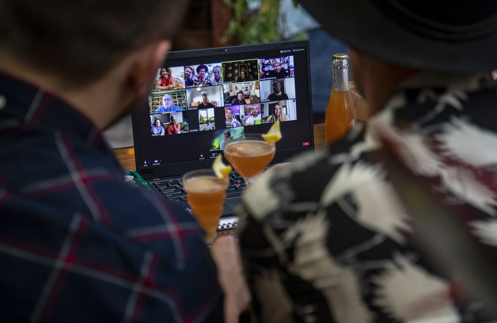 Petrecerile corporatiste se mută pe Zoom. Angajaţii vor primi cadourile de Crăciun acasă