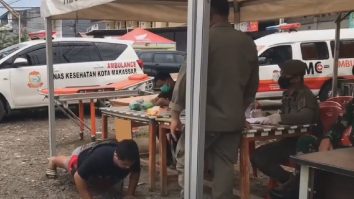 Pedepse „degradante”. Cum sunt sancționați oamenii în Indonezia dacă nu poartă masca de protecție