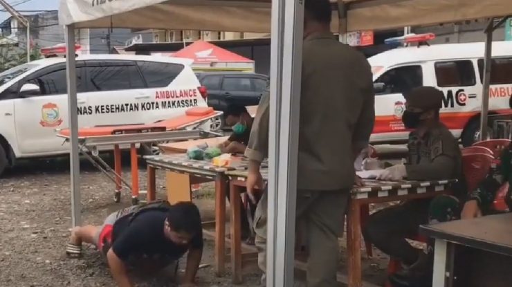 Pedepse „degradante”. Cum sunt sancționați oamenii în Indonezia dacă nu poartă masca de protecție