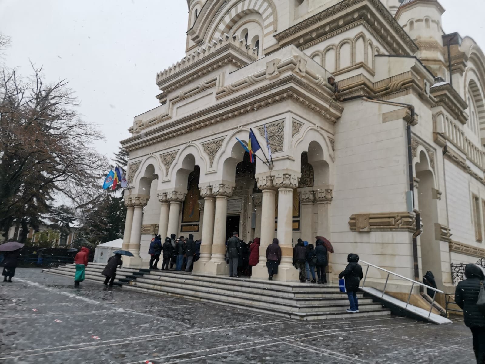 Sute de persoane, la pelerinajul de Sf. Andrei, la Galați. Deși ninge, oamenii stau la cozi lungi