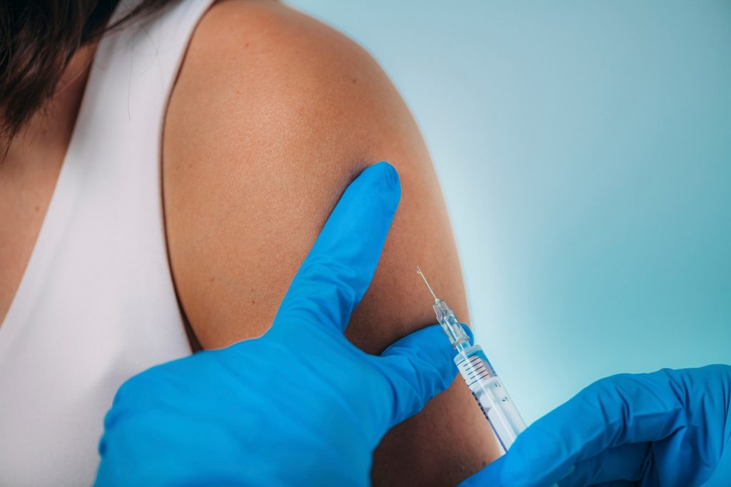 O persoană vaccinată mai poate transmite coronavirusul? Răspunsul unui epidemiolog belgian