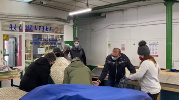 Una dintre cele mai mari piețe din Constanța s-a mutat într-o parcare. Ce spun producătorii