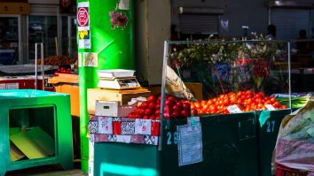 Fructele și legumele au devenit un lux în pandemie. Vânzările la alimente au crescut cu aproape 18% față de anul trecut